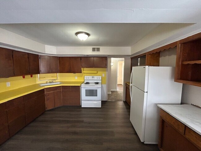 Building Photo - 5 Bed - 1.5 Bath Single Family Home in Lorain