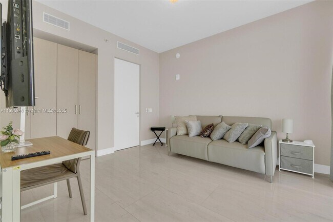 Building Photo - 18975 Collins Ave