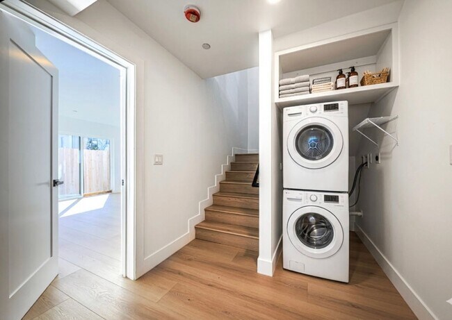 Building Photo - 1237 N Orange Dr