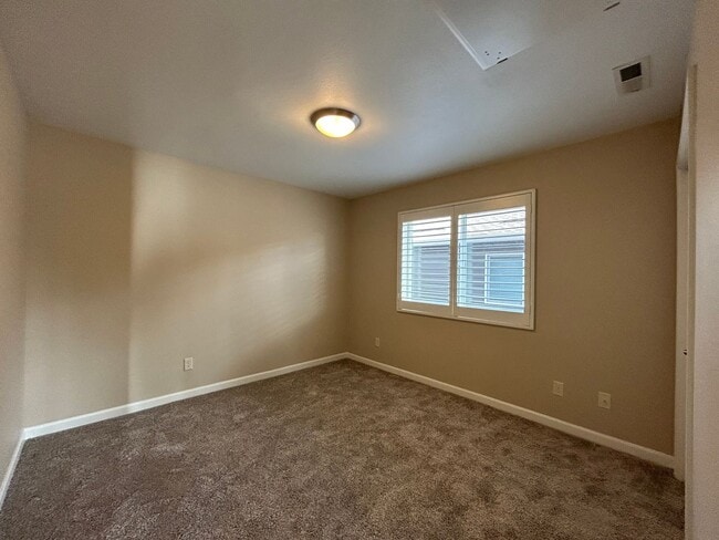 Building Photo - Gorgeous 4 Bed, 2.5 Bath Tuscany Home!