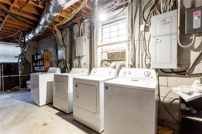 Building Photo - 1138 Arlington Pkwy NE