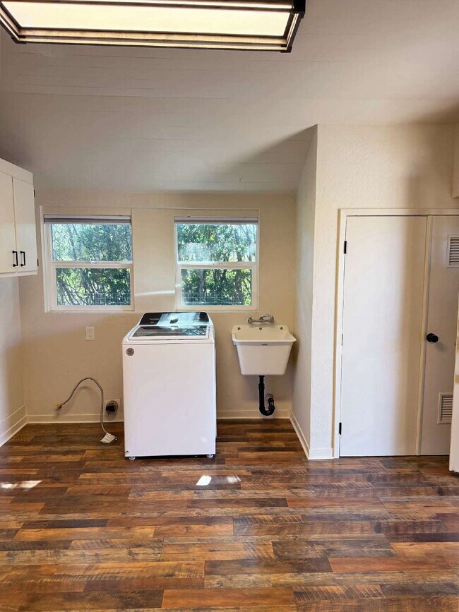 Building Photo - Spacious Two-Story Ranch Home Near Sonoma