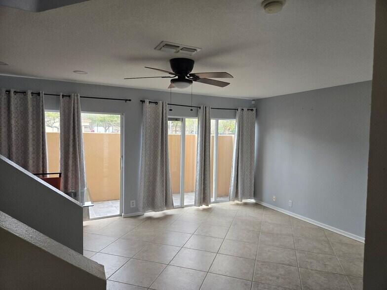 Building Photo - 824 Padua Ln