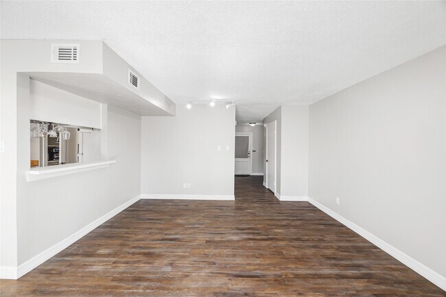 Building Photo - 8233 Kingsbrook Rd