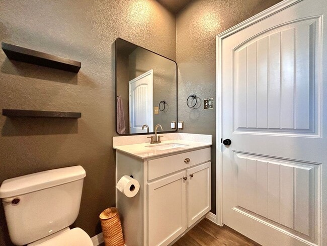 Building Photo - 401 Town Lk Bnd