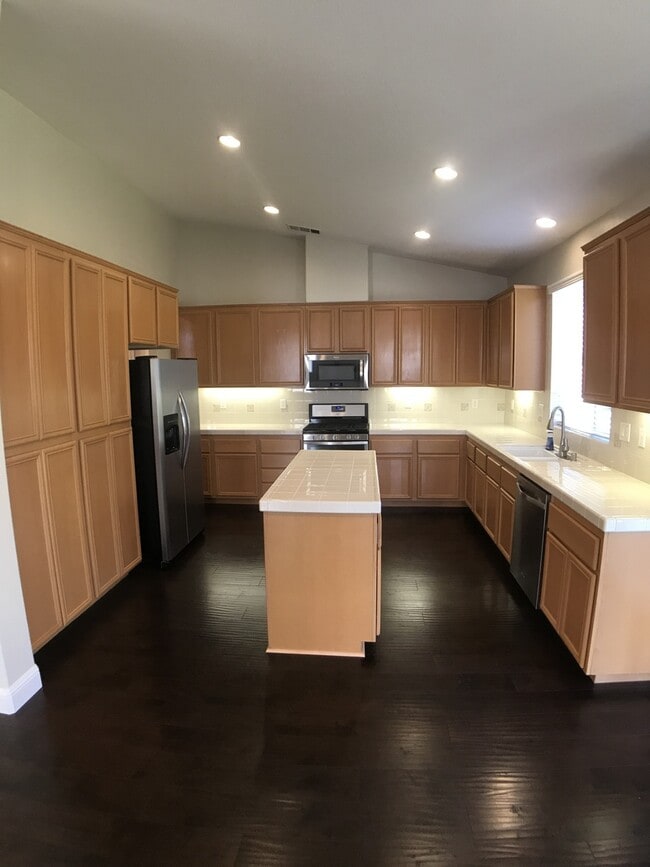 Building Photo - Gorgeous NW Home 4 Bed/3 Bath $2,800 Depos...