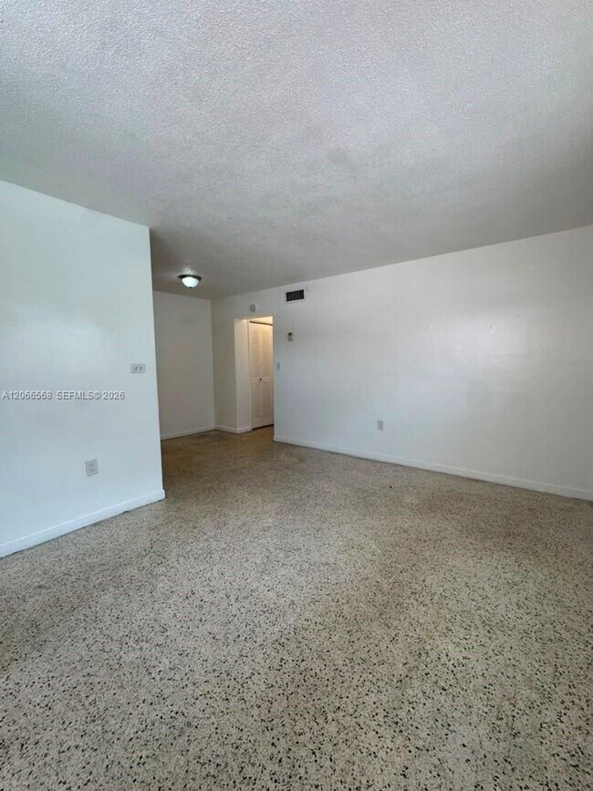 Building Photo - 735 W 15th St