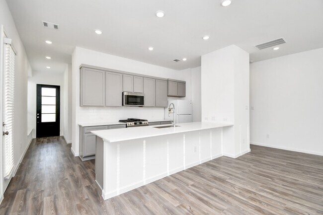 Building Photo - 5535 Holly Hvn Ct