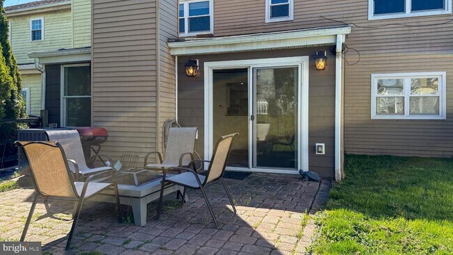 Building Photo - 10 Cedarbrook Dr