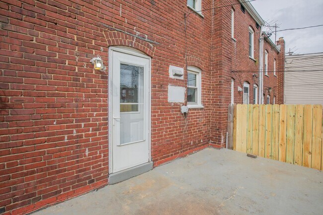 Building Photo - Lovely 2 BR/1 BA EOG Townhome in Brooklyn ...