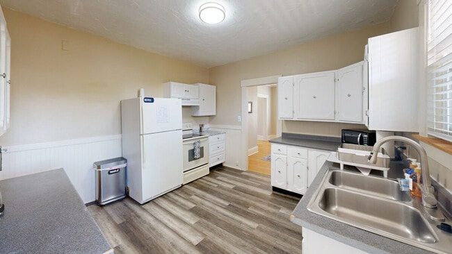 Building Photo - 128 1/2 Elm Street-SI ID1380181P