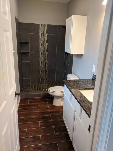 master bath - 1028 E Houston St