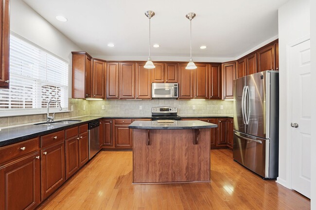 Building Photo - STUNNING TOWNHOME-AVAILABLE FOR IMMEDIATE ...