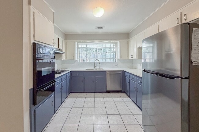 Building Photo - 8303 Edgemoor Dr