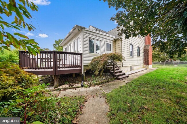 Building Photo - 624 Armstrong Ave