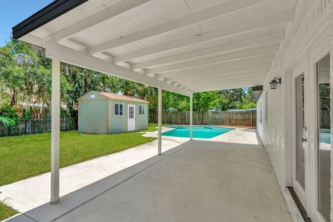 Building Photo - Remodeled Pool Home in the Heart of Brandon, FL