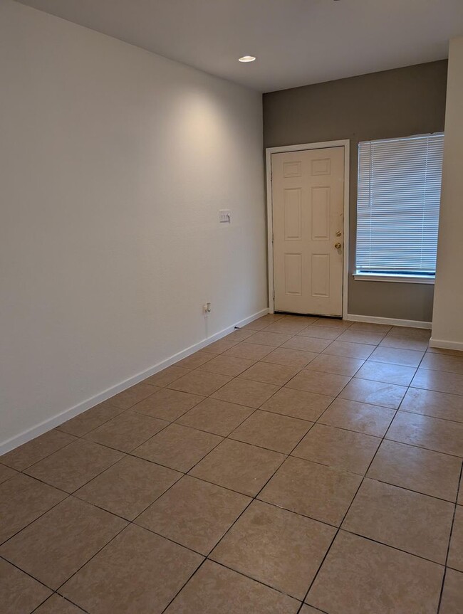 Building Photo - 2 Bed / 1 Bath Condo Near TXST & Downtown Square – W/D Included!