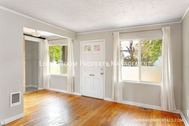 Building Photo - 6118 SE Reedway St