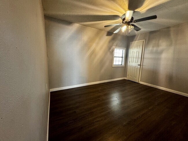 Building Photo - 719 Small St