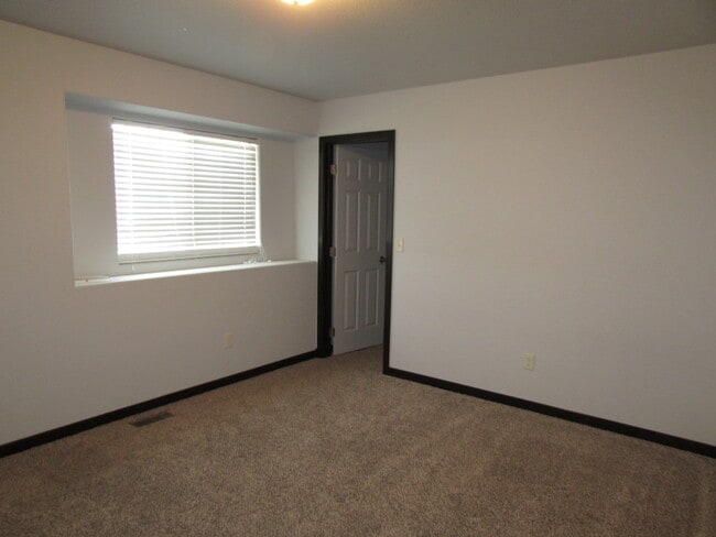 Building Photo - MODERN 3 BEDROOM IN ELKS CROSSING