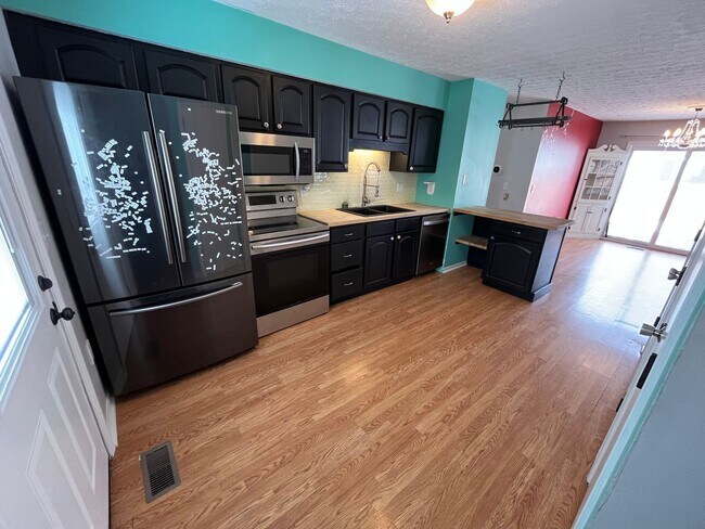 Building Photo - Fantastic 3 bedroom 2 bathroom single family home Johnstown