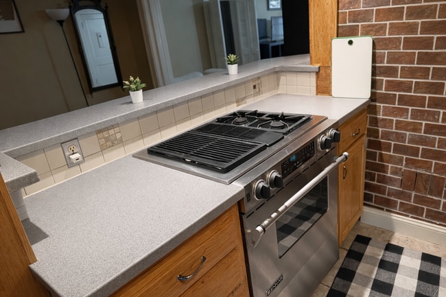 Building Photo - FULLY Furnished Plaza Condo