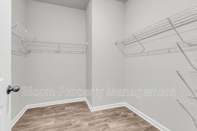 Building Photo - 205 Maple Hl Dr