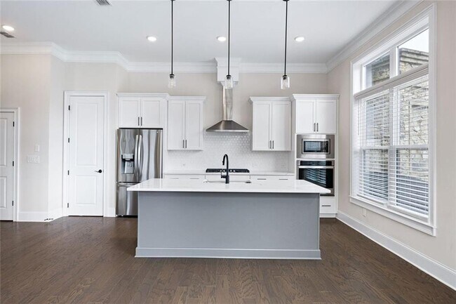 Building Photo - 109 Village Green Ave