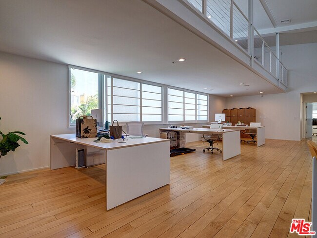 Building Photo - 2100 Abbot Kinney Blvd