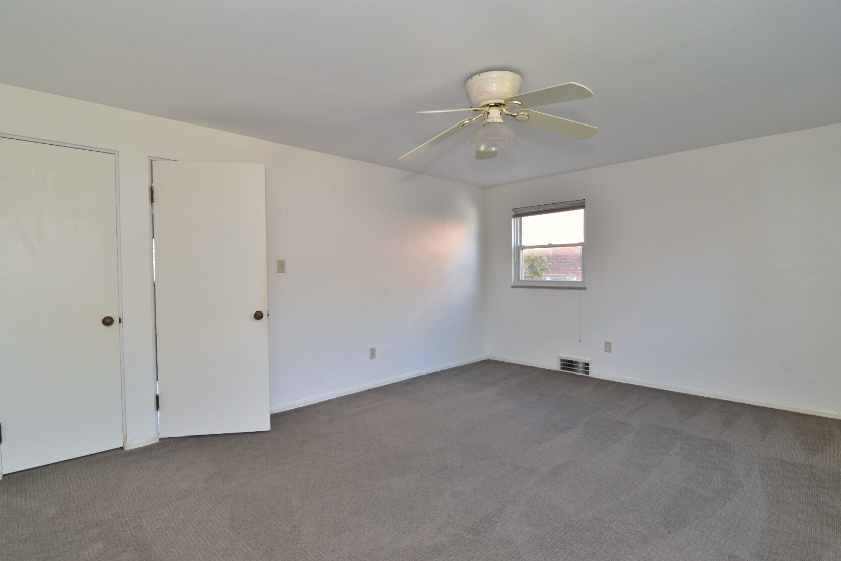 Building Photo - 2027 Riverside Dr