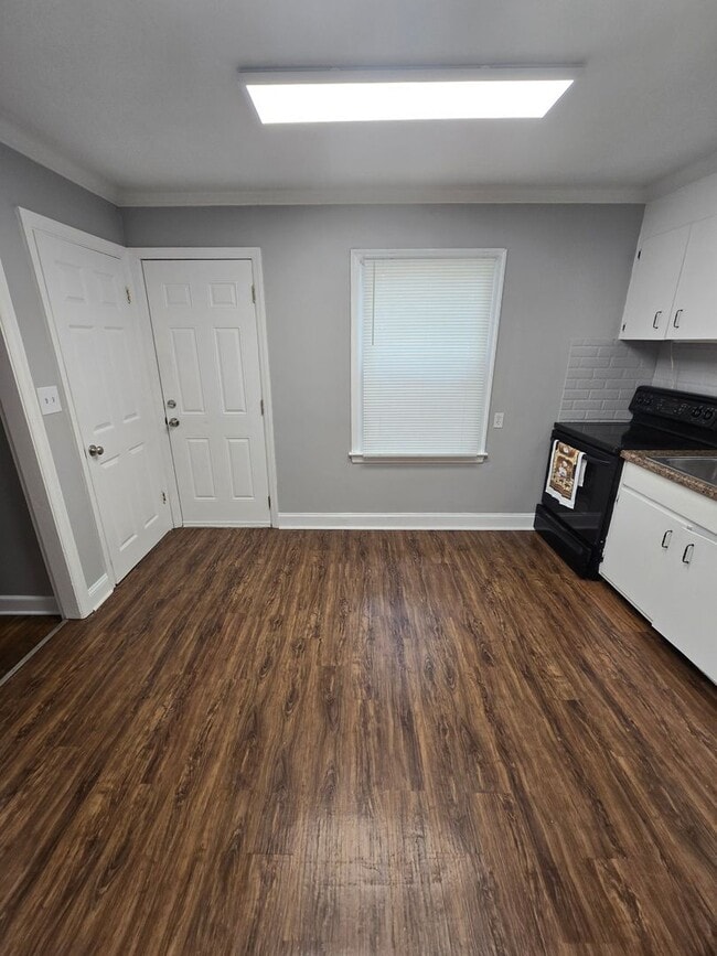 Building Photo - 3 BEDROOM SINGLE FAMILY