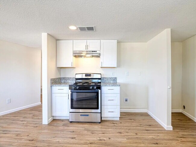 Building Photo - Available Now for Rent in the prestigious community of Silver Lakes! Please act fast as this beau...