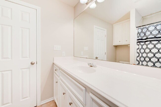 Building Photo - Spacious 4-Bedroom Gem in North Lubbock