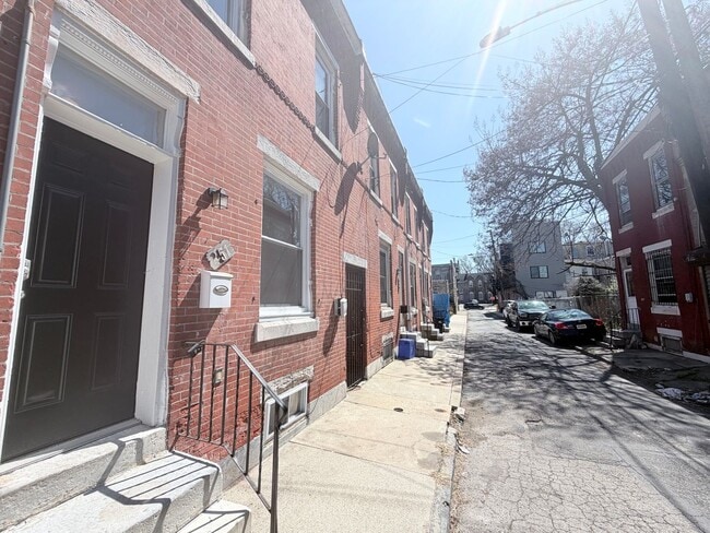 Building Photo - 2-bedroom HOUSE near University City!