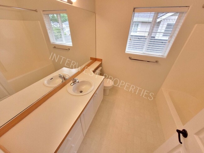Building Photo - Beaverton 3 Bed 2.5ba Beautiful 2 Story Co...