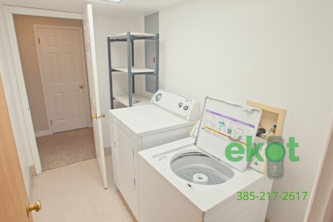 Building Photo - Spacious 5 Bedroom Home in Cottonwood Heights