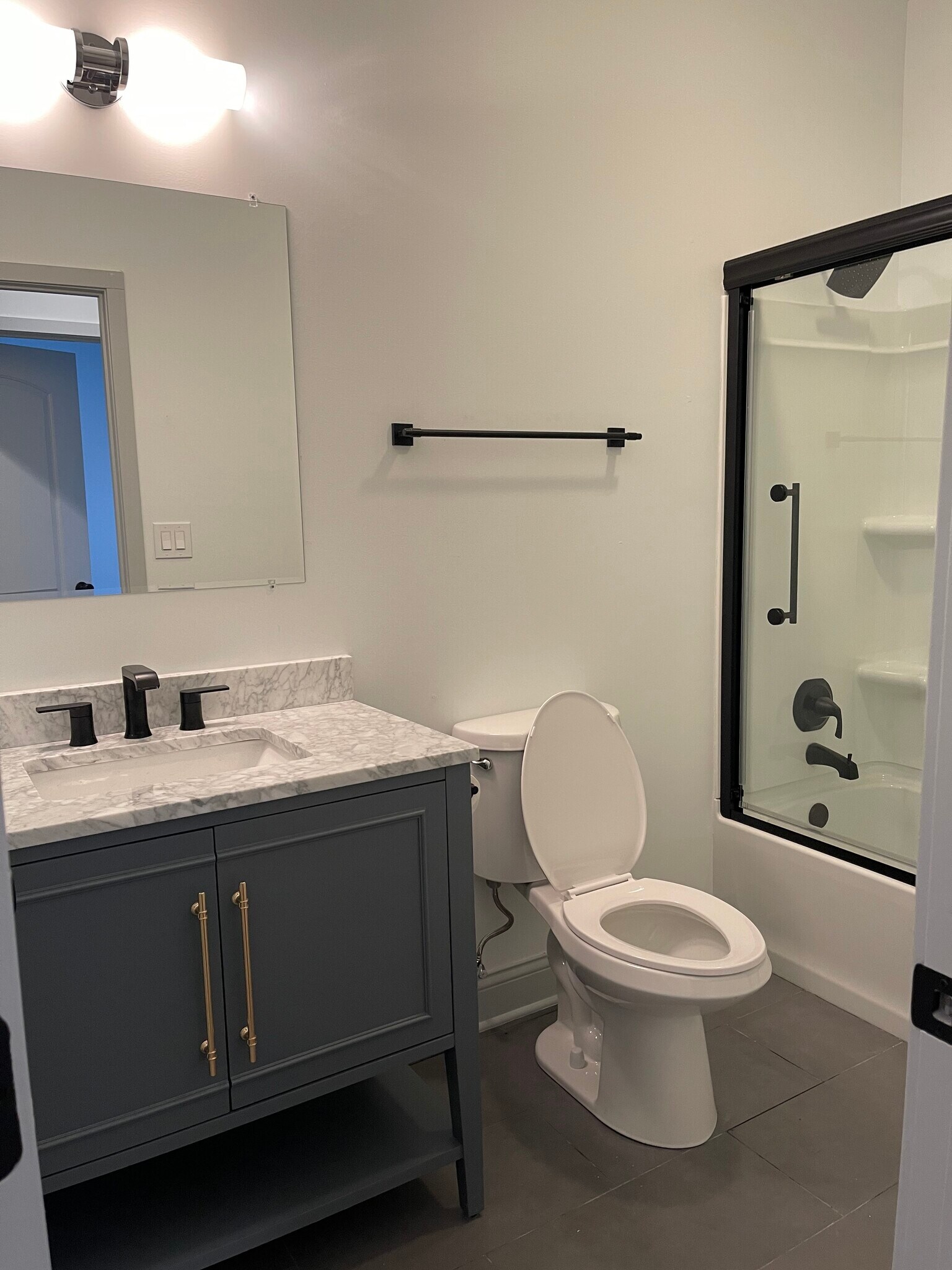 Full bathroom - 710 N State St