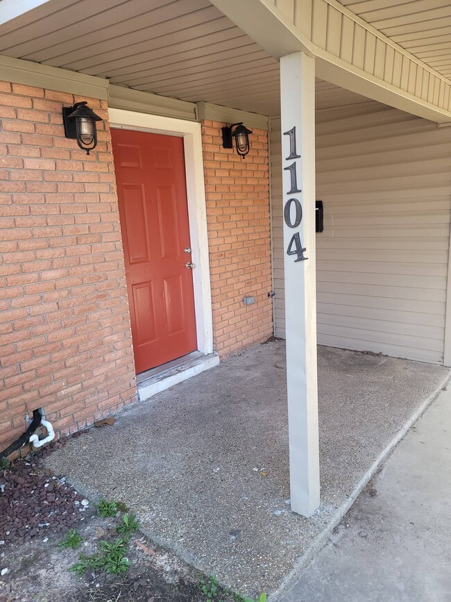 Building Photo - 1104 Bloomfield Dr