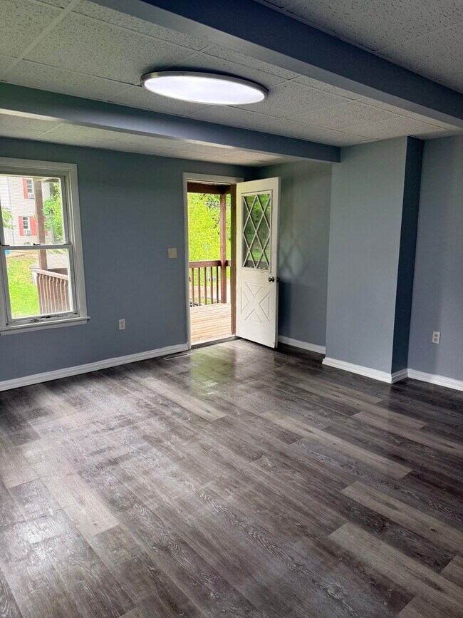 Building Photo - 943 Koehler Ave