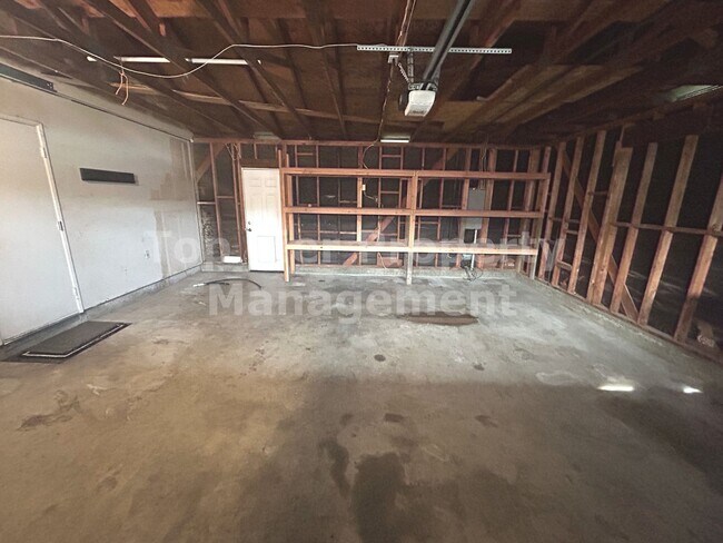 Building Photo - Beautiful 4 Bed/2 Bath House in Central Oceanside - Available NOW***