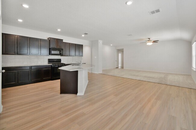 Building Photo - Beautiful 4-Bedroom Corner Lot Home with Open Floor Plan in Bulverde