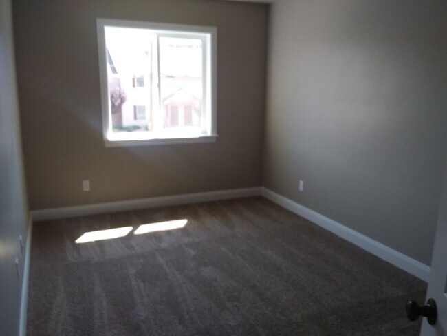 Building Photo - Newer town home living in the heart of Cedar City!