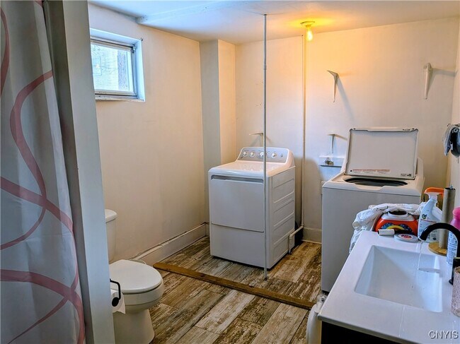 Building Photo - 77 Lincoln Ave