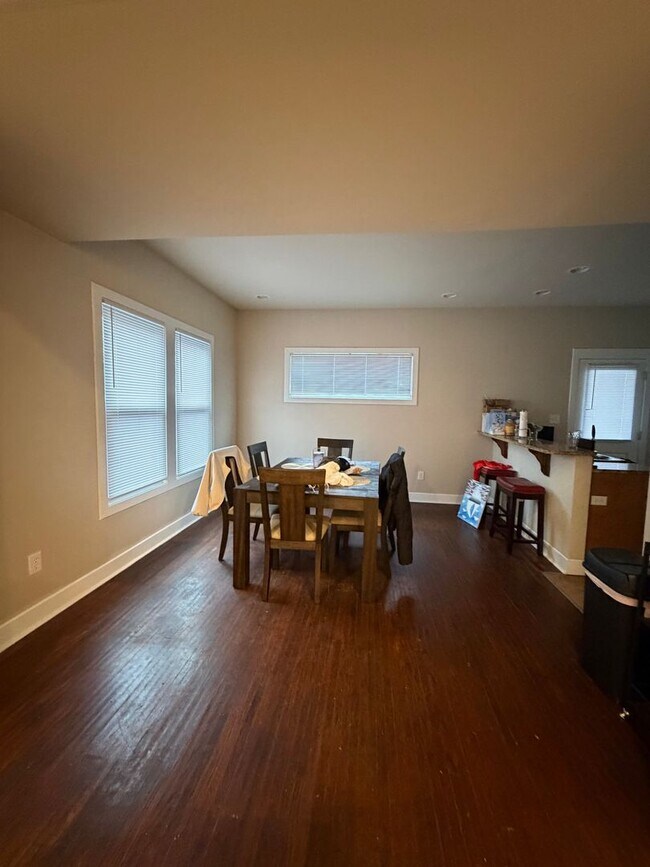 Building Photo - 608 E 2nd St