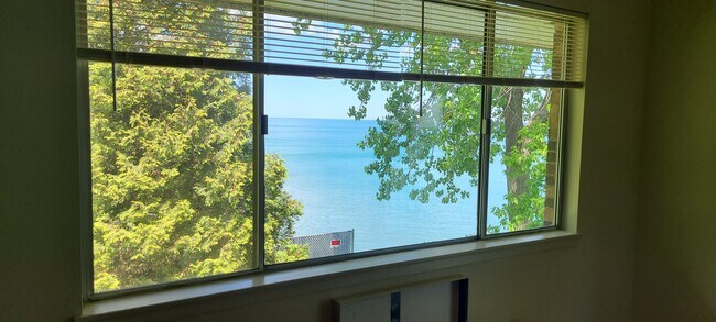 Building Photo - 1073 Sheridan Rd