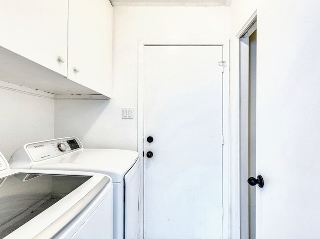 Building Photo - Charming 4BR / 2BA Home Featuring Fireplace, White Cabinets & Big Tree