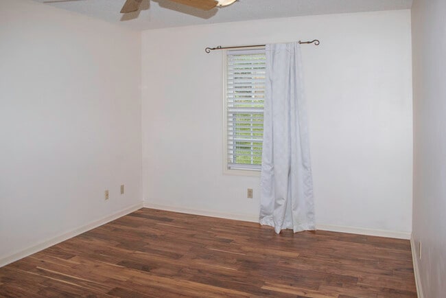 Building Photo - Updated 2BR 2.5BA Home w/ Lake Access • New Countertops • Patio in Farragut