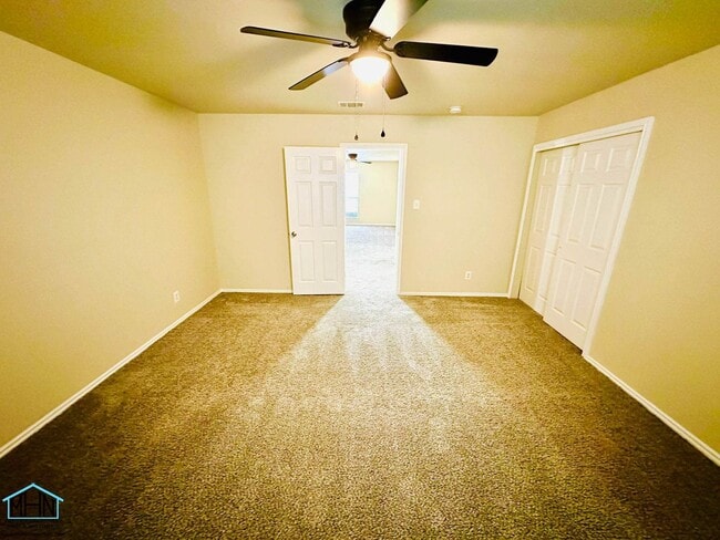 Building Photo - Big & Beautiful 5 bed/3.5 bath 2 Story home that's conveniently located to Randolph AFB