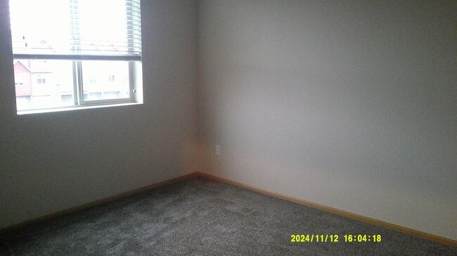 Building Photo - MOVE IN SPECIAL!! Spacious 3 bed 2.5 bath townhouse