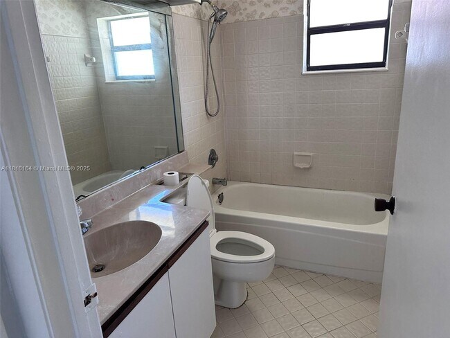 Building Photo - 2526 Carambola Cir N